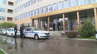 В Воронеже гаишники довезли до роддома беременную двойняшками женщину