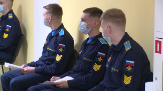 Офицеры воронежской академии привились от ковида перед выпуском на площади Ленина