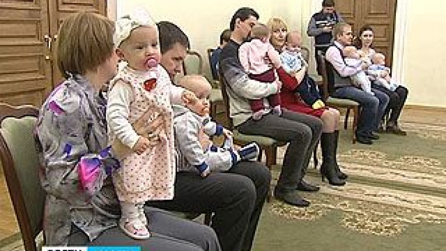 В Воронеже в День матери поздравляли родителей двойняшек