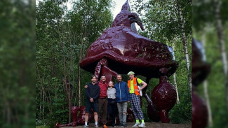 Воронежский художник спрятал огромную сказочную избушку в лесу на крупном фестивале