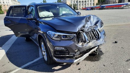 Два водителя и пассажир пострадали в ДТП на площади Ленина в Воронеже 