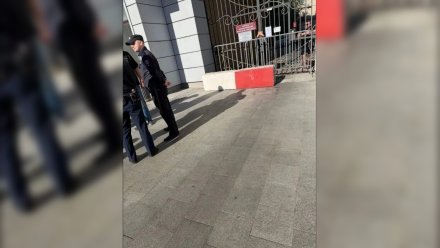 В Воронеже перекрыли единственный въезд во двор дома на проспекте Революции