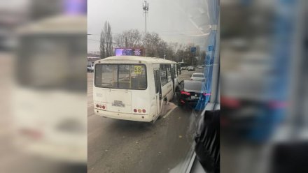 Маршрутка и легковушка столкнулись на перекрёстке в Воронеже