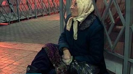 Переход у Центрального автовокзала стал пристанищем для старушки