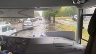 Двухдневные дожди затопили оживлённую дорогу в Воронеже