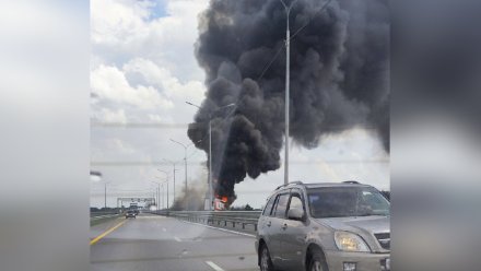 Из-за полыхающей фуры на воронежской трассе растянулась пробка в 5 км