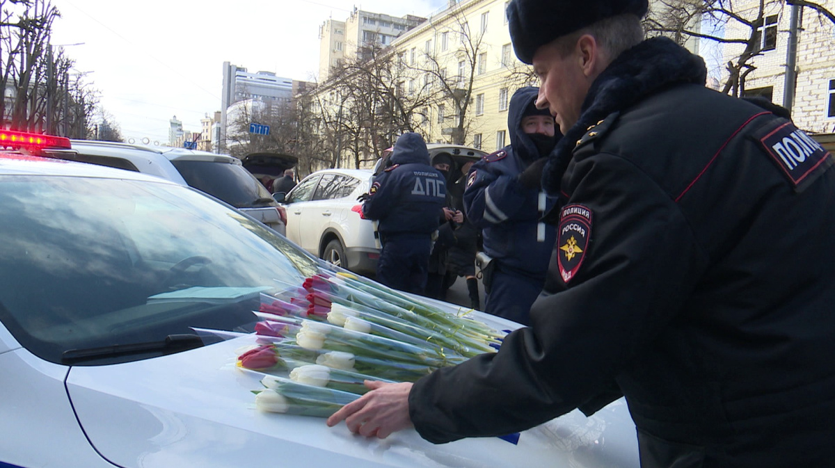 Сотрудники ГИБДД поздравили воронежских автомобилисток с 8 Марта – Новости  Воронежа и Воронежской области – Вести Воронеж