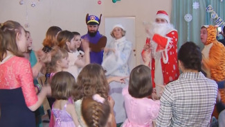 Воронежский волонтёры и депутаты устроили Новый год для детей из приюта 