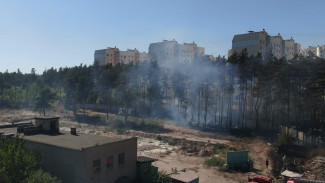 На стройплощадке в Воронеже произошёл пожар: появилось видео
