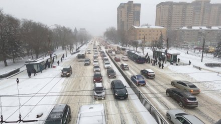 Припаркованные на дороге машины помешали работе троллейбусов в Воронеже