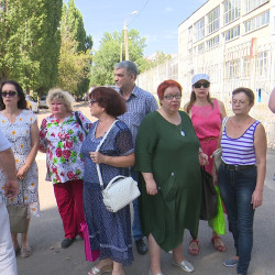 Снижение зарплат и агрессия. Почему учителя воронежского лицея решили свергнуть директора
