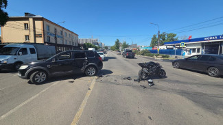Мотоциклист влетел в легковушку на проспекте Труда в Воронеже
