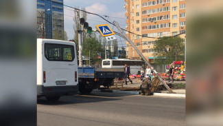 Безногий инвалид в Воронеже попытался «удержать» завалившийся светофор
