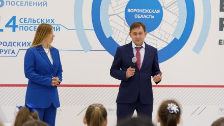 Владимир Нетёсов и депутаты «Единой России» вручили рюкзаки школьникам из ЛНР и ДНР