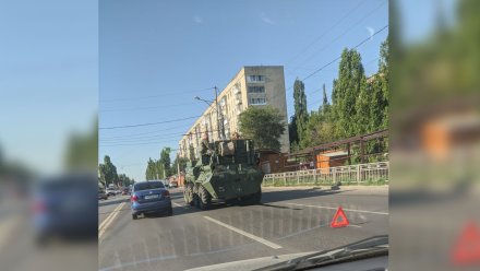 В Воронеже посреди дороги сломался бронетранспортёр 