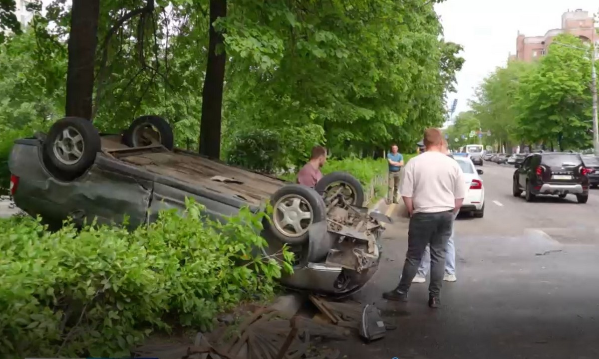 В центре Воронежа «Приора» снесла пешеходное ограждение и перевернулась –  Новости Воронежа и Воронежской области – Вести Воронеж