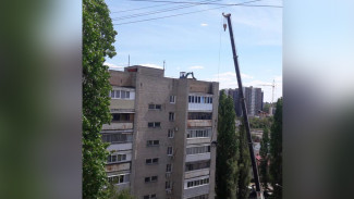 В Воронеже на крыше многоэтажки заметили экскаватор