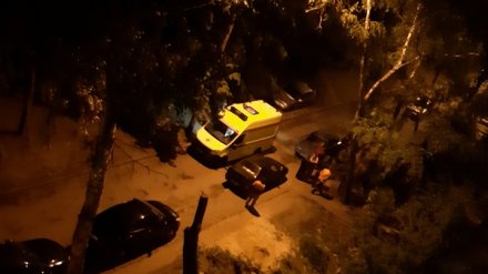 В Воронеже 20-летняя девушка умерла после падения с крыши многоэтажки