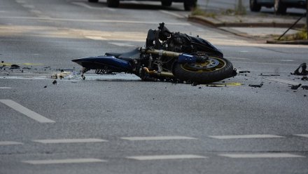 В Воронежской области мотоциклист врезался в иномарку и погиб