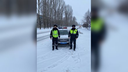 В воронежском райцентре полицейские в ледяной дождь толкали заглохшую машину