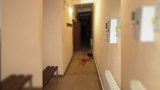 В общежитии в Воронежской области пьяный мужчина ударил друга ножом в горло
