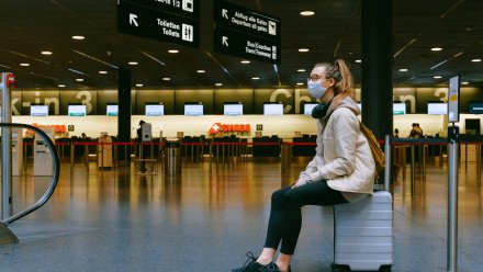 Прибывших в Россию путешественников обязали сдавать тест на коронавирус