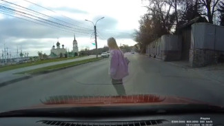 В Воронеже девочка-подросток выскочила на дорогу перед несущимися машинами