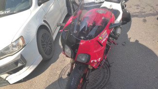 Три иномарки столкнулись на главной улице Воронежа: пострадала 23-летняя мотоциклистка