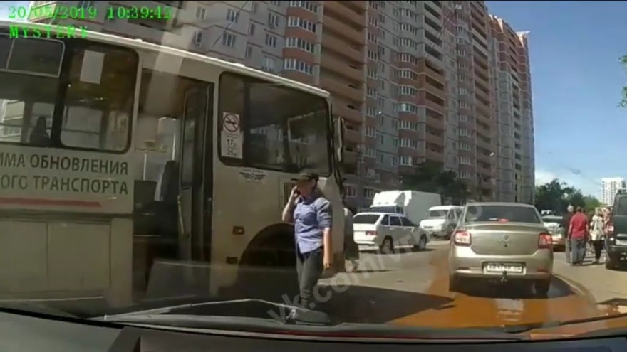В Воронеже женщина за рулём «ПАЗа» спровоцировала ДТП: пострадала школьница