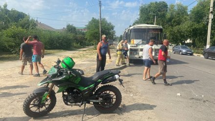 Двое подростков пострадали в ДТП с автобусами и мотоциклом в воронежском райцентре
