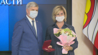 Губернатор наградил медиков за поддержку воронежцев во время пандемии