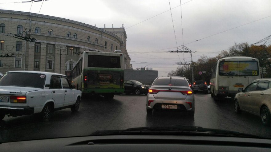 В центре Воронежа в час пик отключили светофоры