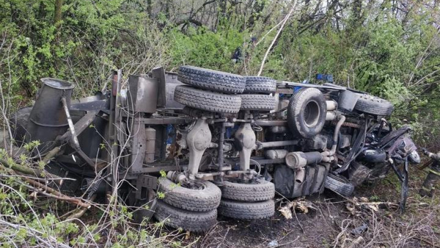 Под Воронежем в ДТП с «КамАЗом» погиб водитель перевернувшейся легковушки