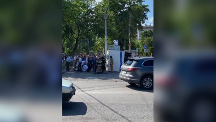 В центре Воронежа скопилась километровая пробка из-за ДТП со служебной машиной