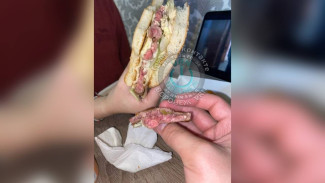 Ресторан «Вкусно – и точка» продал воронежцам бургер с сырой котлетой