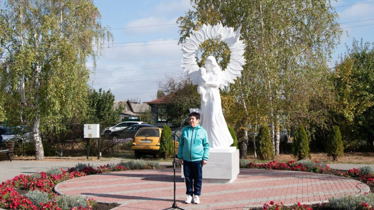 В Калаче открыли скульптуру Нежность матери  Новости Воронежа и Воронежской области  Вести Воронеж