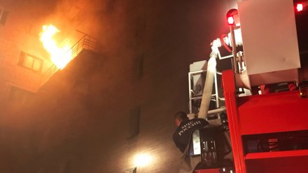 В Воронеже в результате крупного пожара в общежитии пострадал мужчина