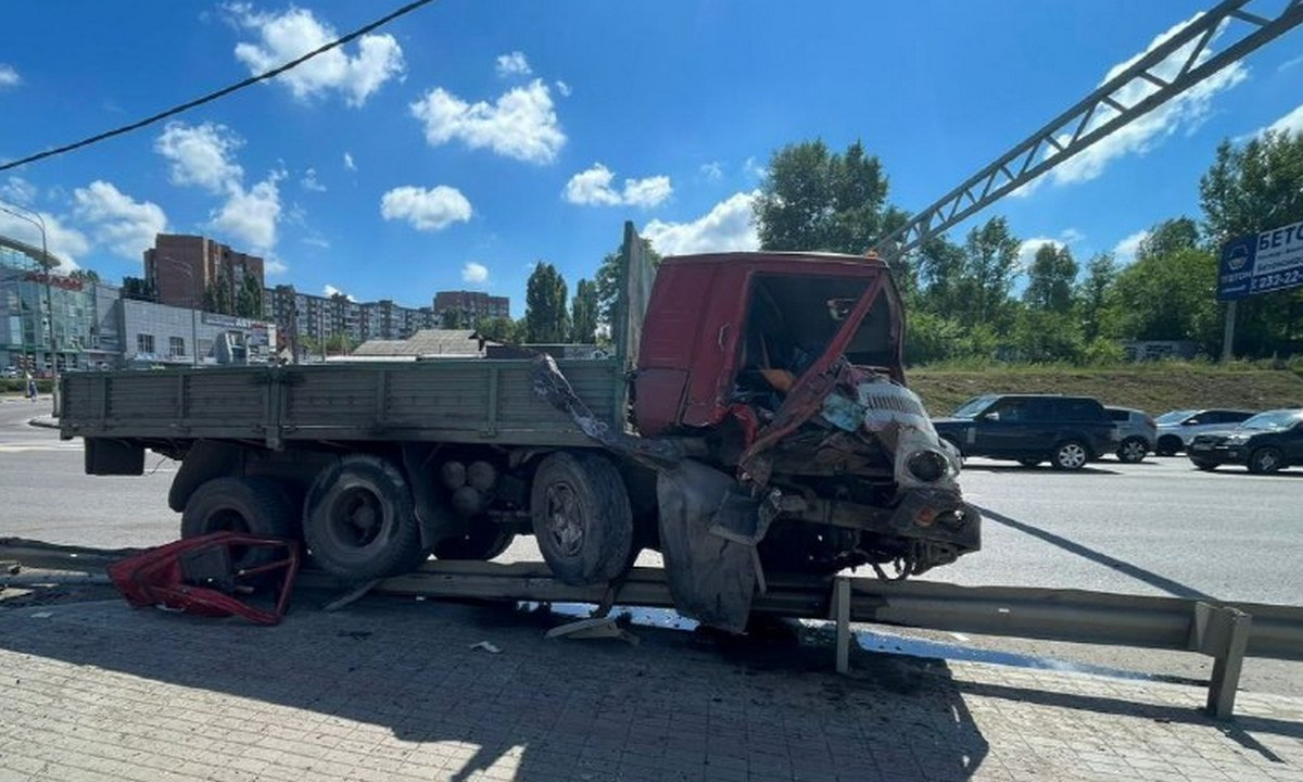 В Воронеже водитель КамАЗа врезался в столб, дорожный знак и ограждение –  Новости Воронежа и Воронежской области – Вести Воронеж