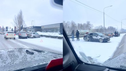 10 машин столкнулись на трассе М-4 в Воронежской области из-за гололёда