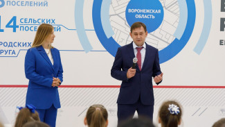 Владимир Нетёсов и депутаты «Единой России» вручили рюкзаки школьникам из ЛНР и ДНР