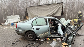 Три человека пострадали в ДТП со смятой машиной в Воронежской области