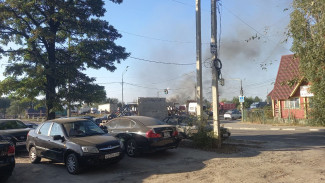 На парковке в Воронеже вспыхнули грузовик и легковушка