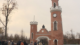 Рамонские куранты. Ворота во Дворце Ольденбургских под Воронежем открыли после реставрации 