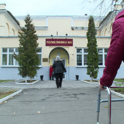 Воронежскую медсестру после операции отправили на работу на ходунках