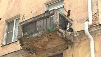 Воронежцам показали, как коммунальщики «обезопасили» балконы в старых домах