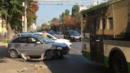 В центре Воронежа иномарка врезалась в автобус