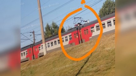 Воронежцы заметили школьника-зацепера на крыше электрички