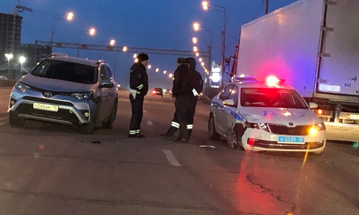 В Воронеже столкнулись иномарка и патрульная машина ДПС – Новости Воронежа  и Воронежской области – Вести Воронеж