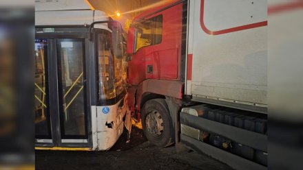 Массовое ДТП с автобусом, фурой и легковушками произошло в Воронеже