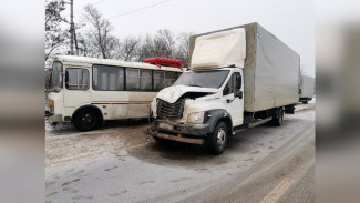 На воронежской трассе грузовик влетел в рейсовый автобус с 16 пассажирами